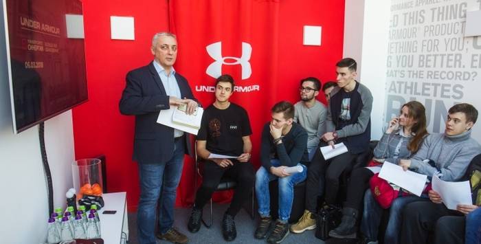 Группа студентов «Синергии» на выездном занятии в магазине Under Armour