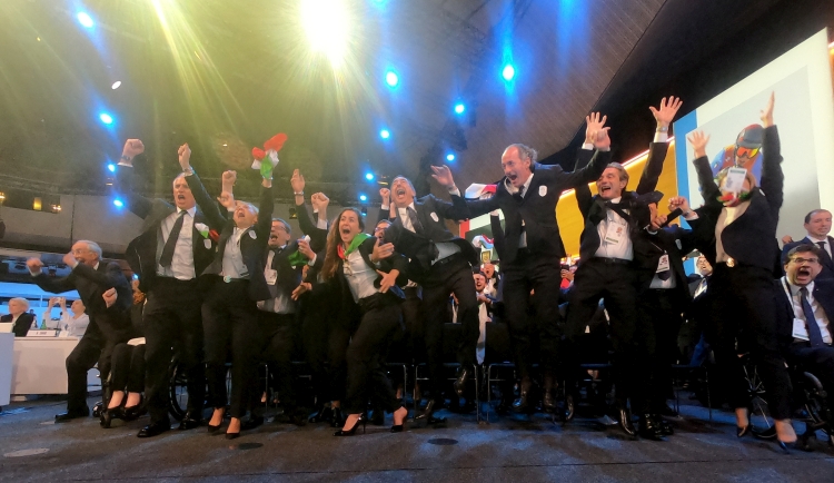 Радость итальянской делегации на сессии МОК. Фото: Greg Martin / IOC
