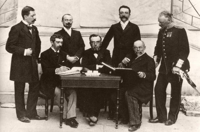 МОК на ОИ-1896 в Афинах. Де Кубертен – второй слева. Фото: Albert Meyer