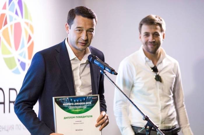 Тимур Джуманиязов (слева) с призом MarSpo Awards 2018 в номинации «Бренд в спорте»