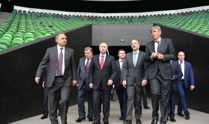 Галицкий (второй справа) показывает свой стадион Владимиру Путину и Джанни Инфантино. Фото: kremlin.ru