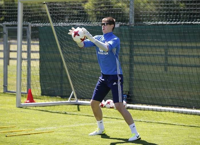 Вратари сборной России по футболу тренируются в стробоскопических очках