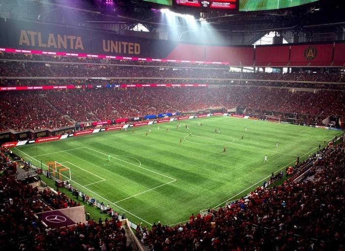 Видео недели. Первый футбольный матч на самом дорогом стадионе мира