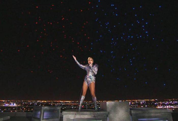 300 дронов украсили телеверсию шоу Леди Гаги на Супербоуле