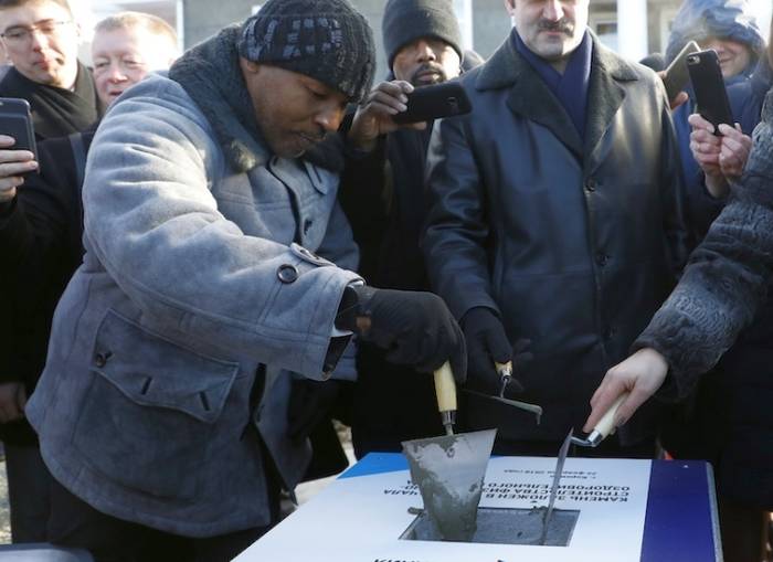 Майк Тайсон заложил камень в основание спорткомплекса на малой родине Артемия Панарина