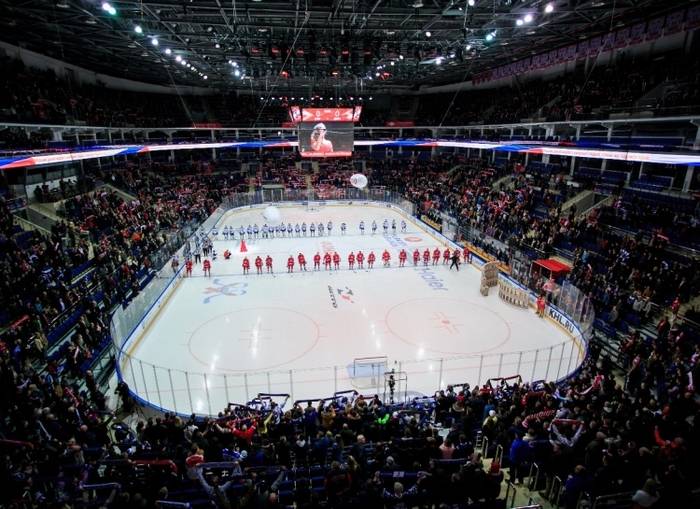 Разные хоккейные поколения в одной ложе