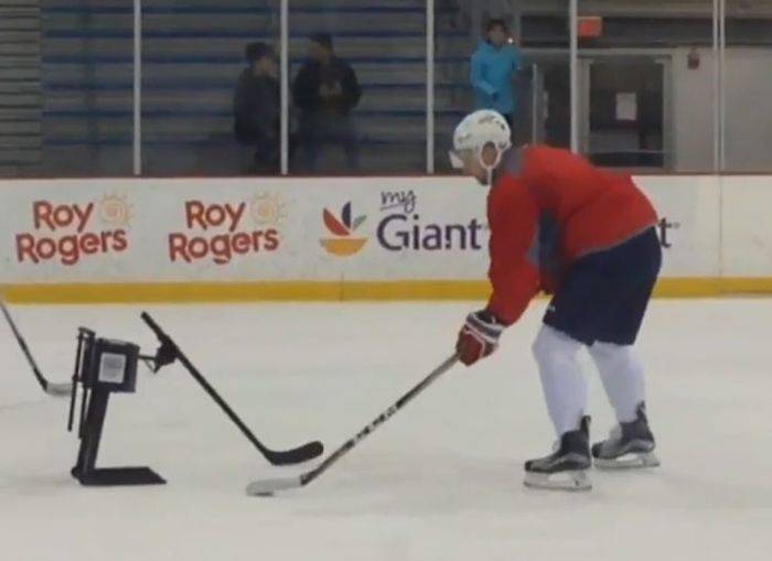 Хоккеисты «Вашингтона» провели тренировку с роботом