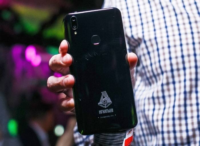 Чемпионы России получили именные спонсорские смартфоны