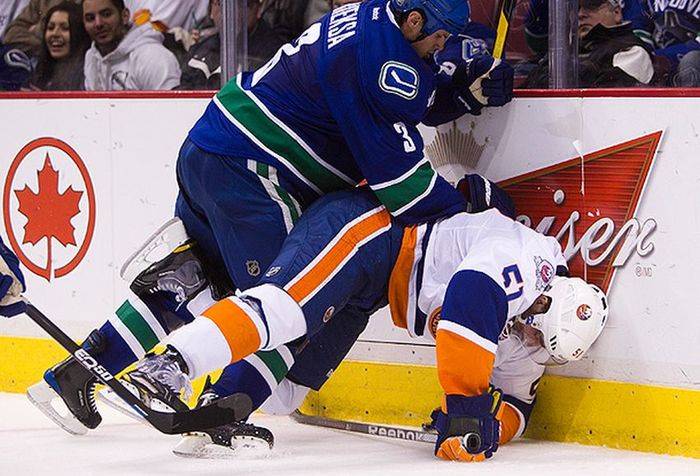 Здесь бьют по голове. НХЛ против ученых