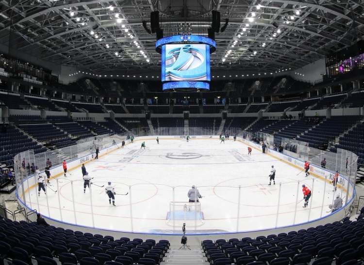 Еще два клуба КХЛ меняют размер площадок