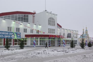 Ледовая арена с искусственным льдом и трибунами