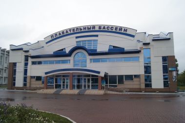 Плавательный бассейн с крытыми ваннами